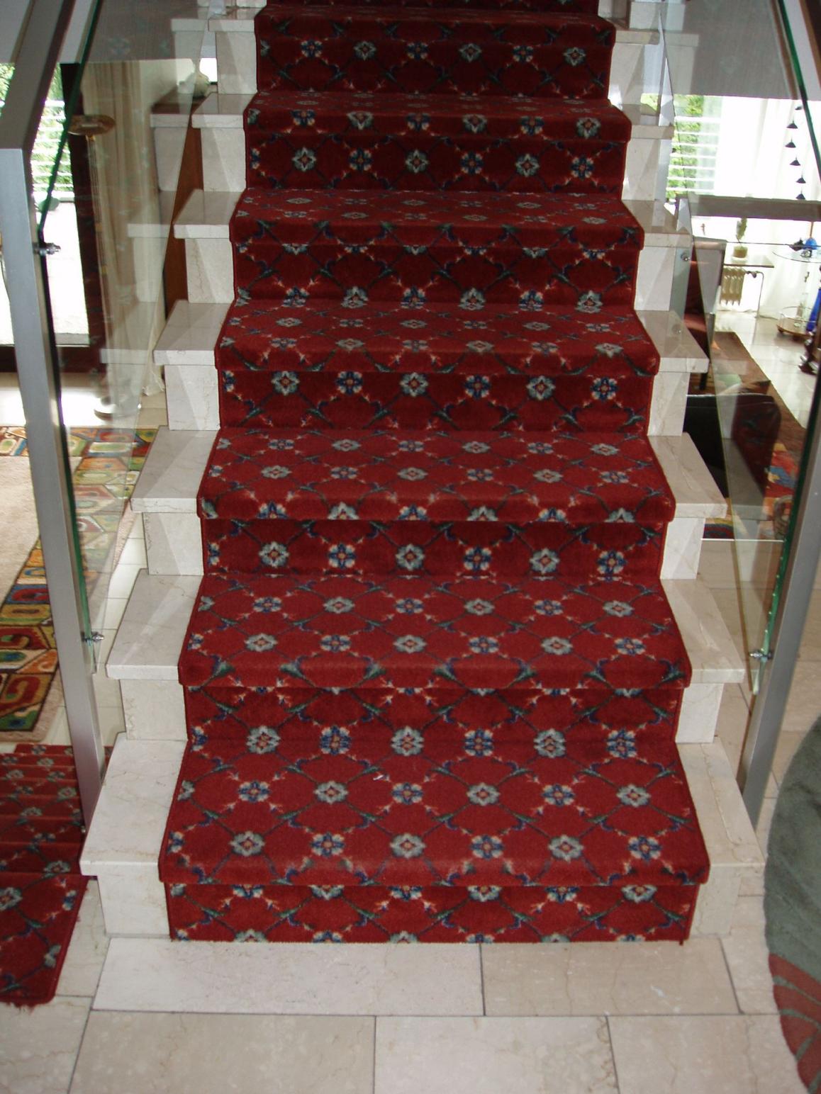 Alte Marmortreppe mit Teppich beklebt