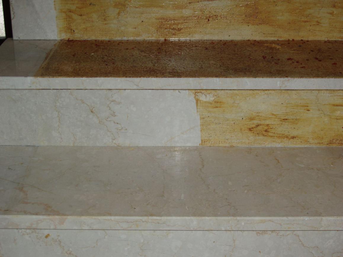 Klebereste mit grösster Sorgfalt gelöst als Vorarbeit zum schleifen und polieren der Marmortreppe