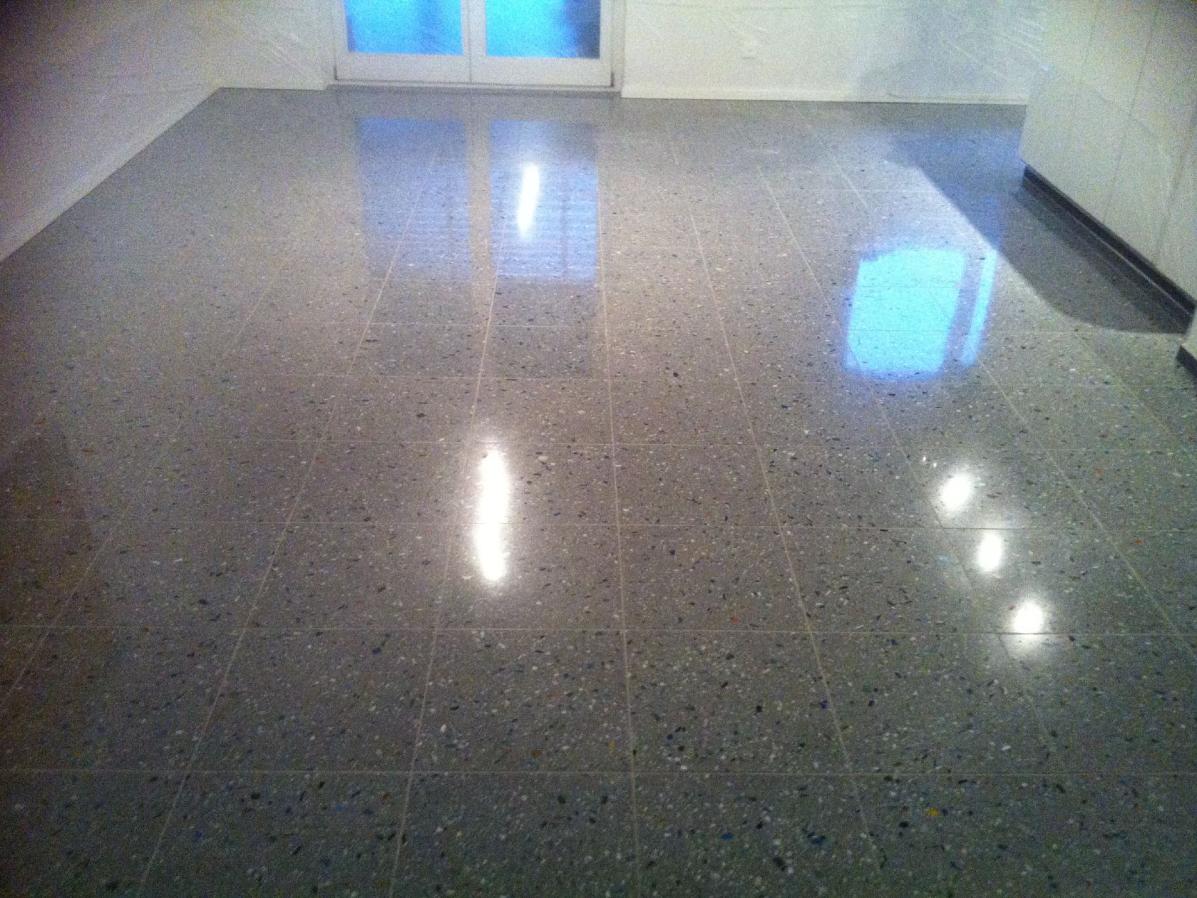 Kunststeinboden neu aufgearbeitet durch www.marmor-polieren.ch