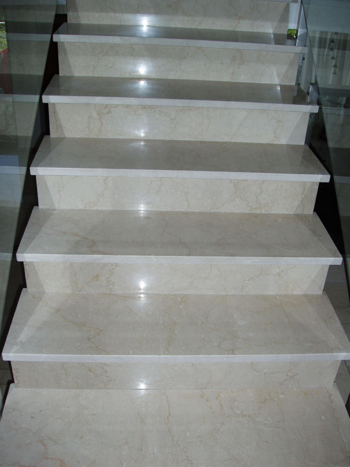 Marmortreppe geschliffen, poliert und imprägniert.