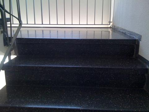 Schwarze Kunststeintreppe durch geschleifen und polieren wieder wie neu www.marmor-polieren.ch