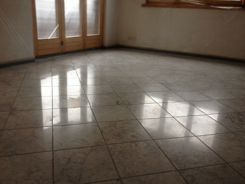 Carrara Marmorboden geschliffen und poliert vorher